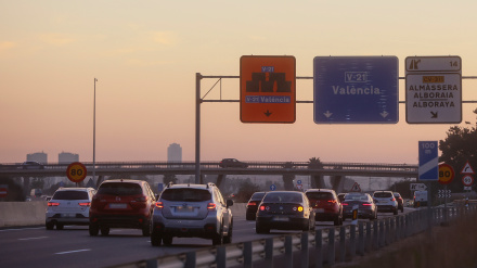 (Foto de ARCHIVO)Vista de la autovía V-21 en Valencia, a 28 de diciembre de 2022, en Valencia, Comunidad Valenciana (España). El carril servicio del Bus-VAO es el primer servicio para vehículos de alta ocupación de la Comunidad Valenciana. Solo podrá ser utilizado por los autobuses y los vehículos privados que estén ocupados por, al menos, dos personas incluyendo el conductor. El objetivo del Ministerio de Transportes es mejorar la fluidez del transporte público e intentar reducir el número de vehículos que circulan por la carretera, ya que se fomenta compartir coche para evitar atascos.Rober Solsona / Europa Press28 DICIEMBRE 2022;VALENCIA;RAQUEL SÁNCHEZ;SERVICIO BUS-VAO;AUTOVÍA V21;PIXELADA28/12/2022