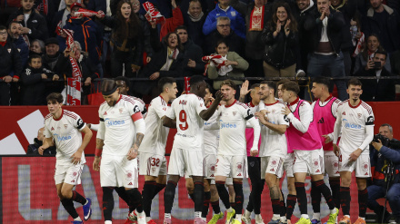 SEVILLA, 24/01/2026.- Los jugadores del Sevilla celebran el segundo gol del equipo sevillista durante el encuentro correspondiente a la jornada 21 de Laliga EA Sports que disputan hoy sábado Sevilla y Athletic Club en el estadio Sánchez Pizjuán de Sevilla. EFE / Julio Muñoz.