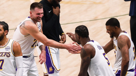 Doncic es felicitado por sus compañeros después de su gran partido en Dallas.
