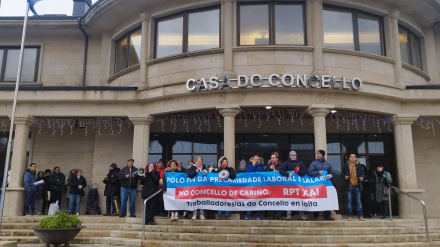 Movilización del personal del concello de Cariño frente al ayuntamiento