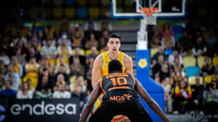 Omari Moore trata de frenar a Alocén