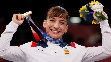 Sandra Sánchez celebra en el podio de Tokyo su oro olímpico en kata.