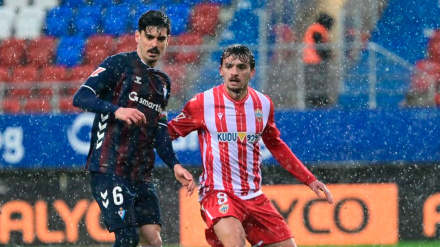 Imagen del Eibar-Almería, bajo el temporal de lluvia