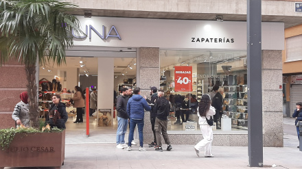 Ciudadanos a las puertas de un comercio en la avenida Juan Carlos I de Lorca