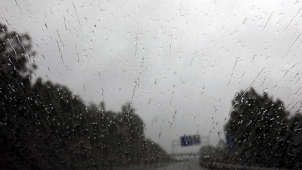 Lluvias sobre un cristal del coche