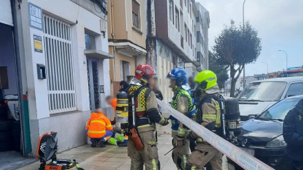Un momento de la actuación de los bomberos en Xuvia, Narón