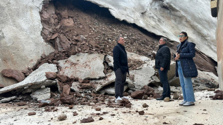 Concejales supervisan el derrumbe de un talud el día del desplome