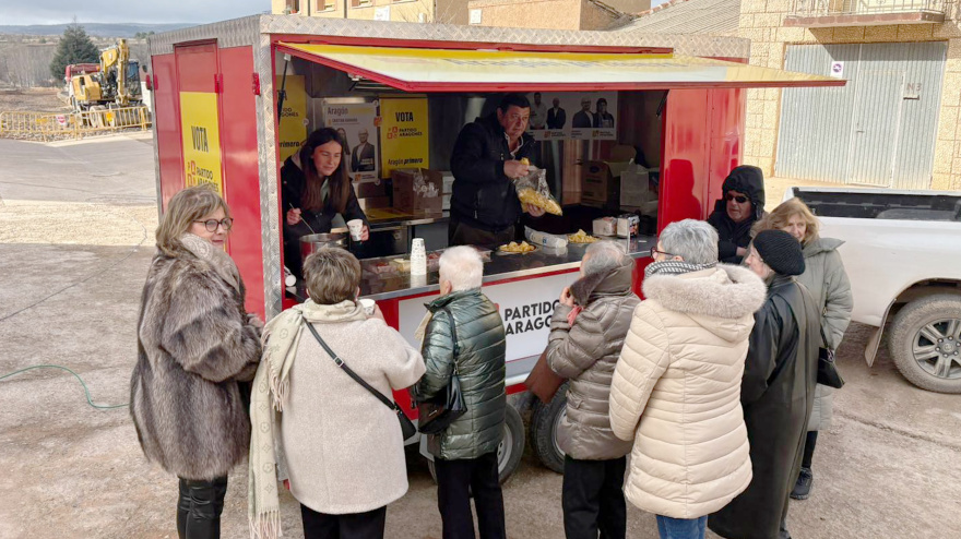 El PAR 'cocina' su campaña en Teruel con una 'food truck' para servir caldo y recoger propuestas