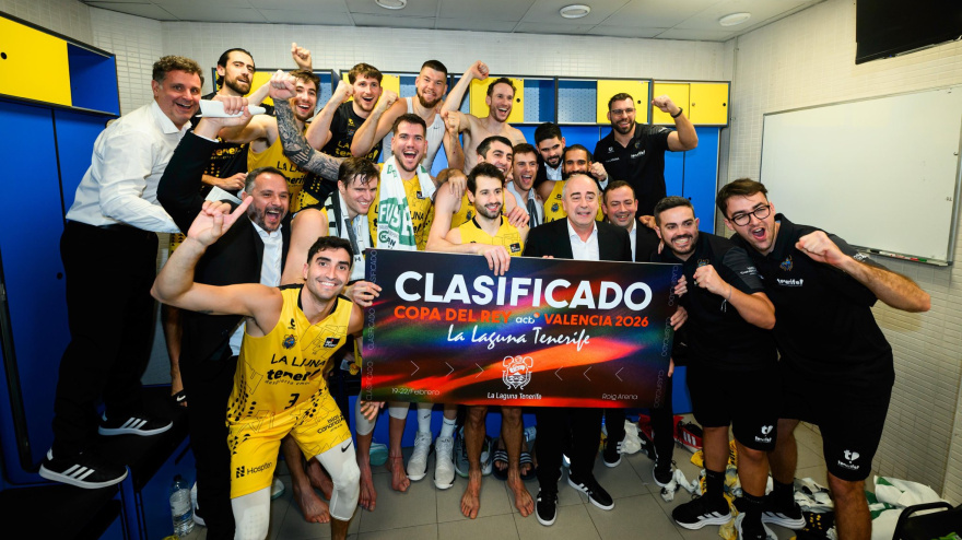 La formación del La Laguna Tenerife celebra la clasificación copera.