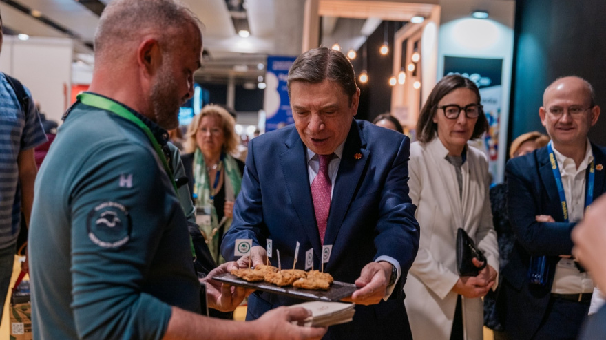 El chef Sergio Rama ofrece un corte de Ternera Asturiana al ministro Planas en Madrid Fusión