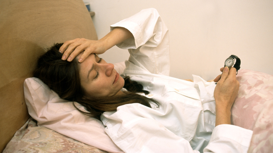 Mujer que sufre insomnio