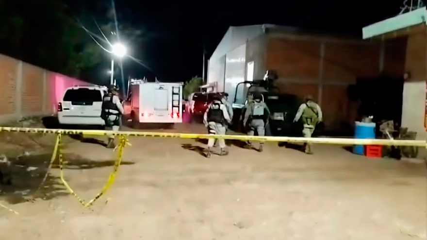 Agentes de la policía intervienen después de un tiroteo en un campo de fútbol en Salamanca (México)