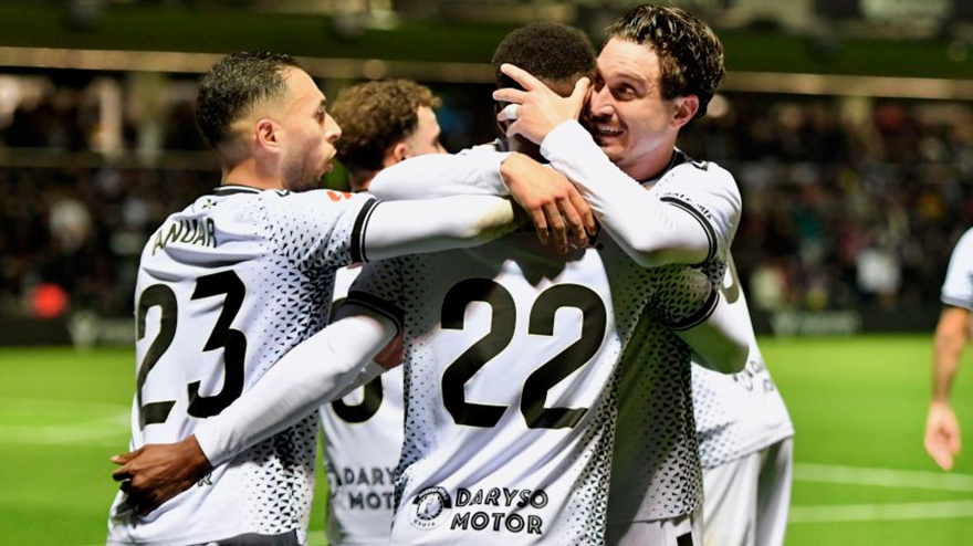 El Ceuta celebra uno de los tres goles marcados a la Cultural Leonesa