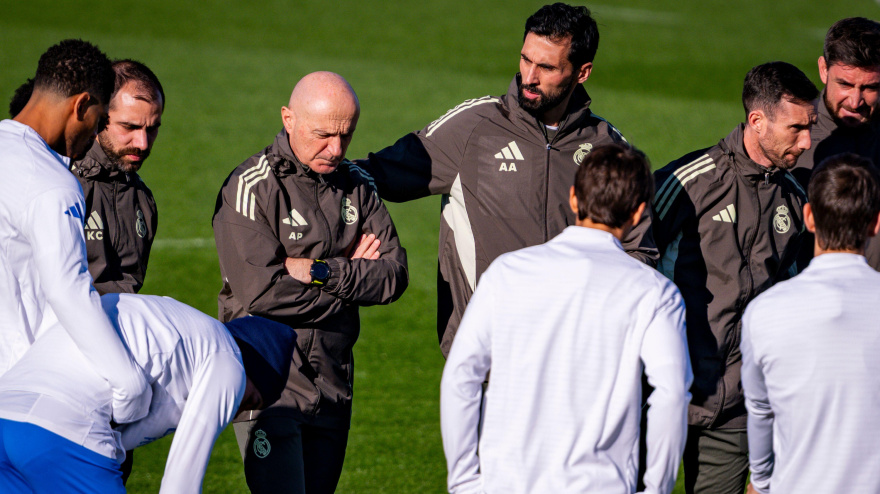 Álvaro Arbeloa (d), entrenador del Real Madrid, es visto con Antonio Pintus (i)