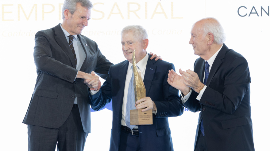 Alfonso Rueda con Cándido Hermida y Antonio Fontela durante la entrega del reconocimiento