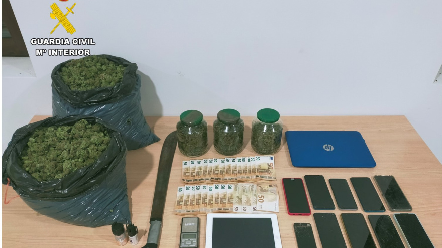 La Guardia Civil desmantela en Ibi una plantación de marihuana y detiene a tres personas