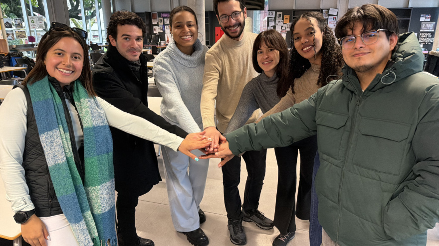 De izquierda a derecha, Laura Camila, Alvin, Amanda, Ernesto David, Liany, Thalia y Edrian Christian, en la cafetería del Campus Industrial de Ferrol.