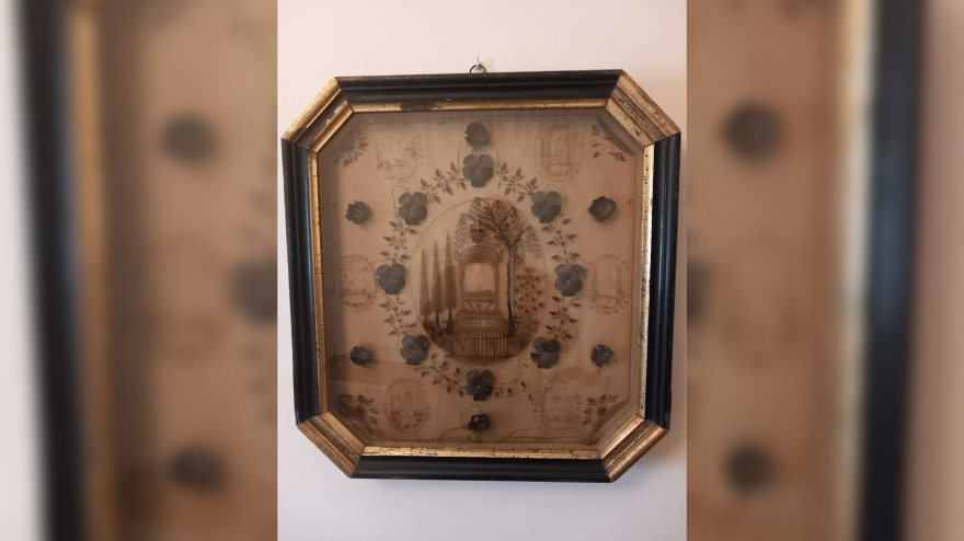 Cuadro elaborado con pelos de los familiares fallecidos de Ángel, 'fósforo' que ha relatado su historia