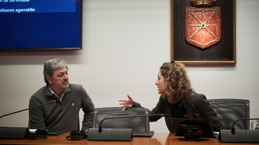 El fundador y administrador de Servinabar 2000 SL, Joseba Antxon Alonso (i), comparece ante la Comisión de Investigación del Parlamento de Navarra sobre adjudicaciones públicas, a 27 de enero de 2026, en Pamplona, Navarra (España)