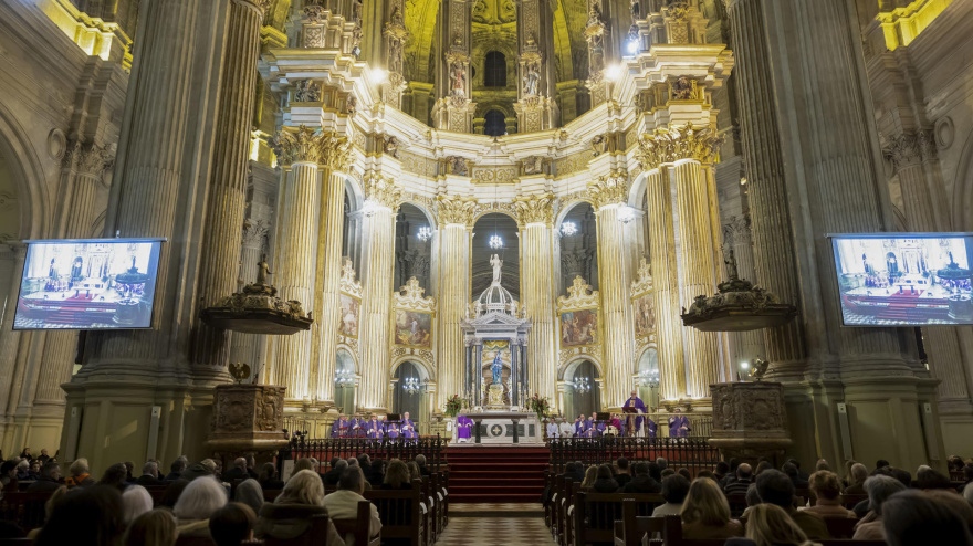 El obispo de Málaga oficia una misa funeral en la Catedral de Málaga por las víctimas, heridos y familiares del reciente accidente ferroviario en Adamuz