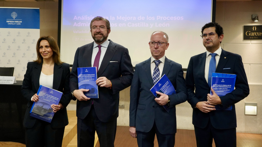 El presidente de EFCL, Isidoro Alanís, presenta el documento ‘Análisis para la Mejora de los Procesos Administrativos en Castilla y León’.