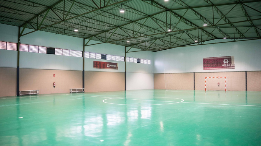 Mérida estrena la reforma de la pista polideportiva de La Antigua