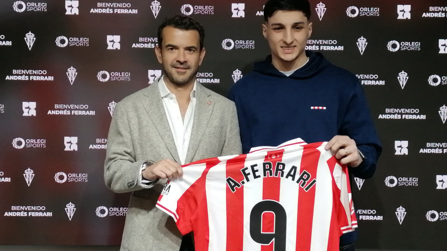 Andrés Ferrari, durante su presentación como jugador del Sporting, junto a José Riestra