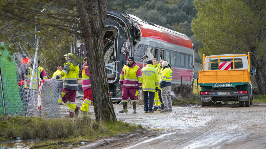 Trabajadores realizan tareas de retirada de los vagores en el punto de las vías donde tuvo lugar el accidente de trenes de Adamuz, a 24 de enero de 2026 en Adamuz (Córdoba, Andalucía).   Los trabajos en la zona del accidente ferroviario ocurrido el pasado