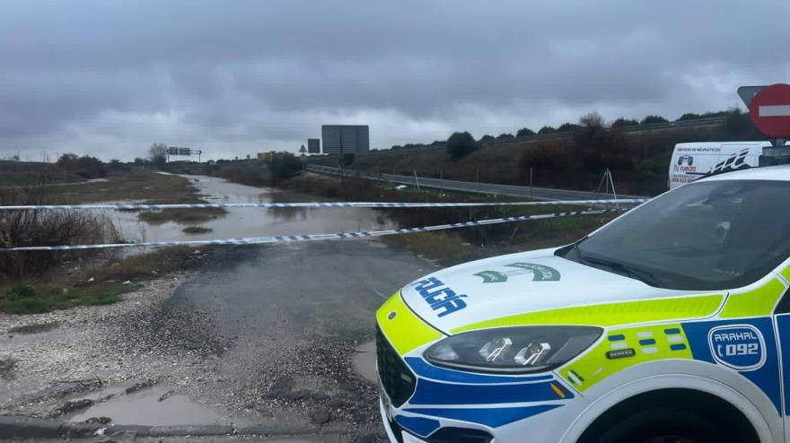 Un vehículo de la Policía Local de Arahal junto a uno de los arroyos.