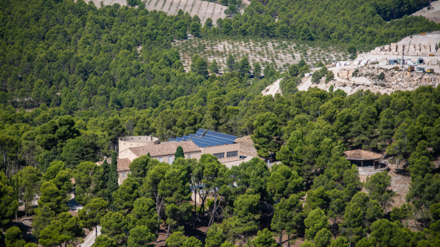 Vista exterior del albergue de Casa Iglesias  en la sierra Culebrina, rodeado de árboles en plena naturaleza
