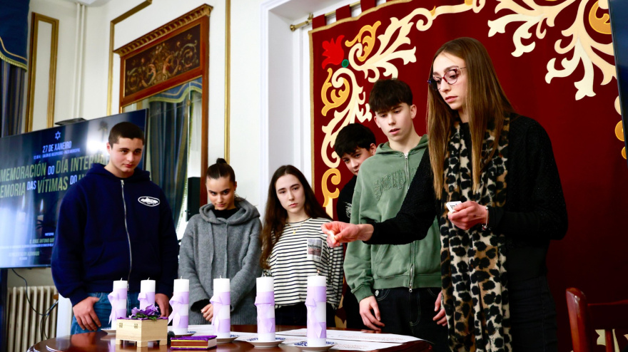 Escolares durante el acto de  recuerdo en el Ayuntamiento de Ferrol