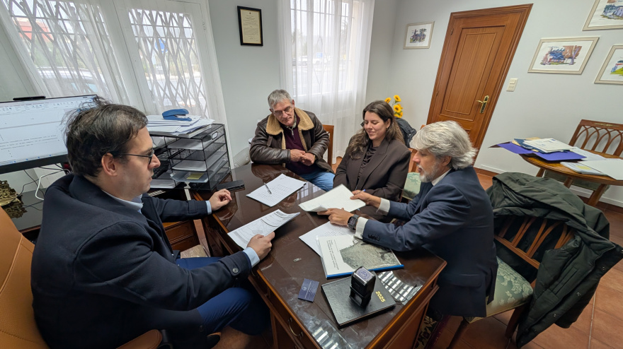 Secundino García, Cristina García Rey, de Moeche, y el representante de la Fundación Casa de Alba ante el notario