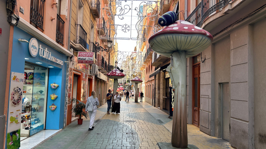 Las diez setas se restauran y repintan para renovar la imagen del centro