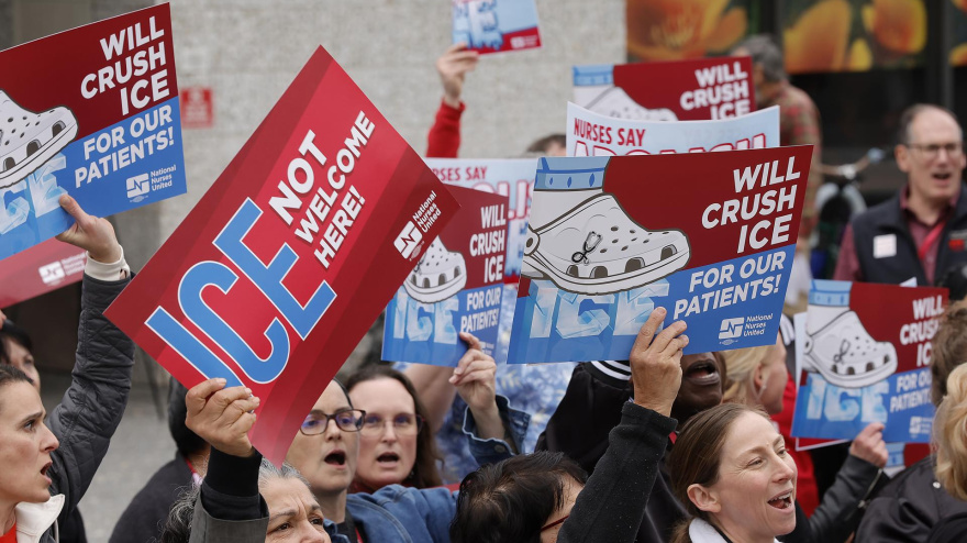 Un grupo de personas se manifiestan en Oakland