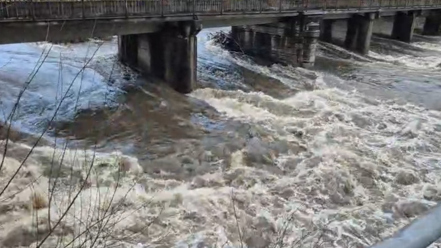 La crecida del Cúa desborda el río en Cacabelos y pone en alerta al Bierzo