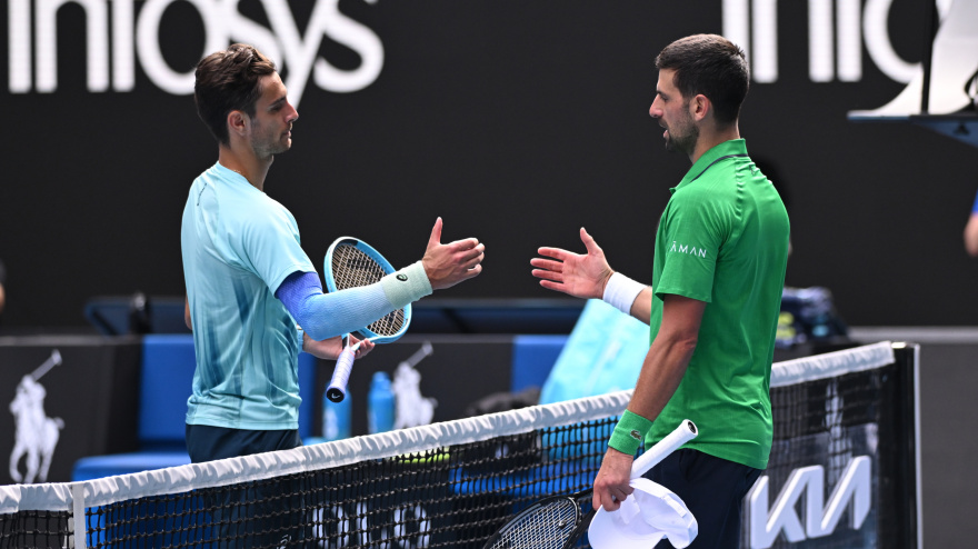 Novak Djokovic saluda a Lorenzo Musetti tras la retirada por lesión del italiano.