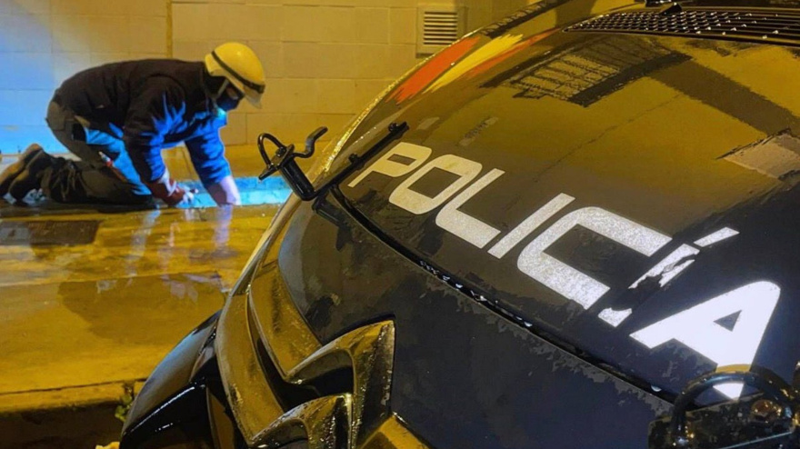 Nueve detenidos por drogas y tráfico de armas en siete registros simultáneos en la barriada almeriense de Pescadería   ALMERÍA, 28 (EUROPA PRESS)    La Policía Nacional ha detenido este miércoles a nueve personas tras practicar siete registros simultáneos en la ciudad de Almería, en concreto, en el barrio de Pescadería, en una operación contra el tráfico de drogas, el tráfico de armas y la defraudación de fluido eléctrico.   Según ha informado la Comisaría, la operación 'Bazán-Lezo' iniciada este mismo jueves, y que aún se mantiene activa, ha permitido localizar por el momento dos "potenciales" plantaciones de marihuana en el interior de viviendas así como la incautación drogas y armas.   La Unidad de Droga y Crimen Organizado (Udyco) coordina esta operación en que además colaboran distintos grupos de Policía Judicial, UPR y Guías Caninos, todo ello en el marco del quinto Plan de Seguridad para el Campo de Gibraltar. POLITICA POLICÍA NACIONAL