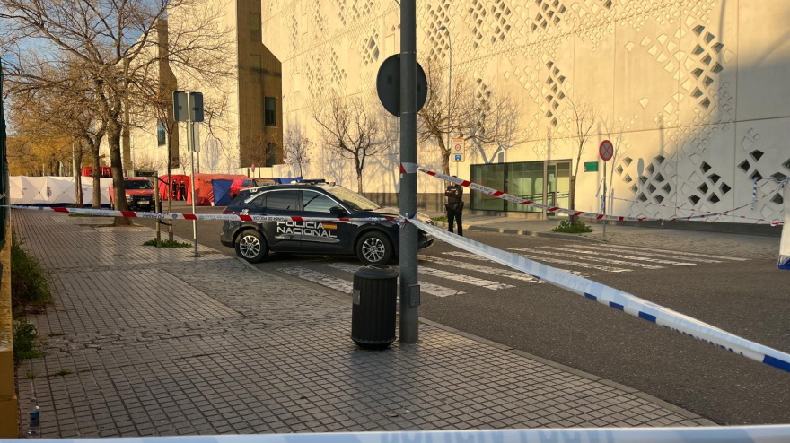 Puerta del Instituto de Medicina Legal de Córdoba durante la tragedia de Adamuz