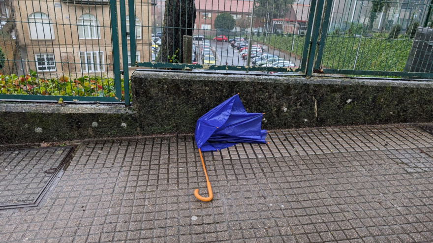 Paraguas en el suelo en Santiago