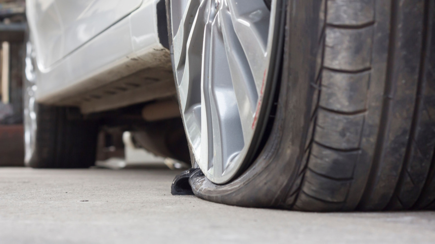 Foto de archivo de una rueda pinchada