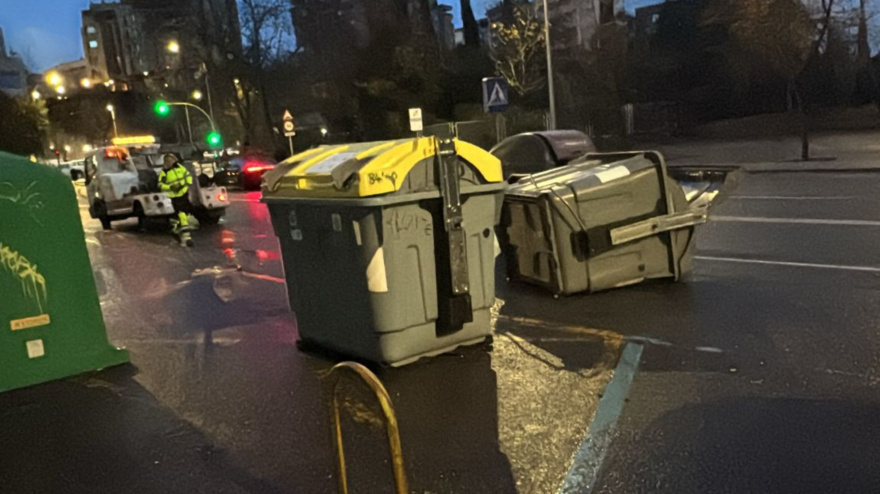 Contenedores en mitad de la vía en Rodríguez de Ledesma