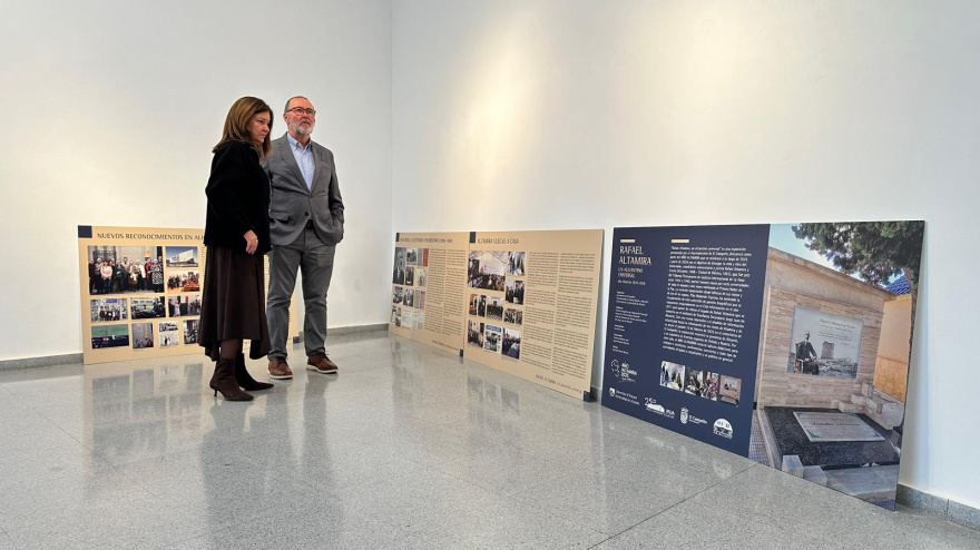 El alcalde de El Campello, Juanjo Berenguer, visita la exposición.