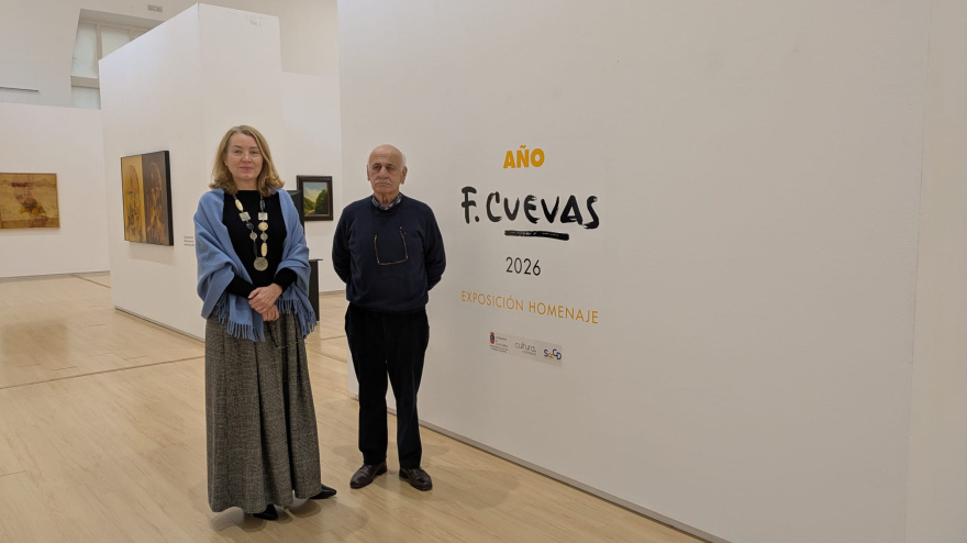 El pintor Faustino Cuevas junto a la directora general de Cultura, Eva Guillermina Fernández, en la exposición