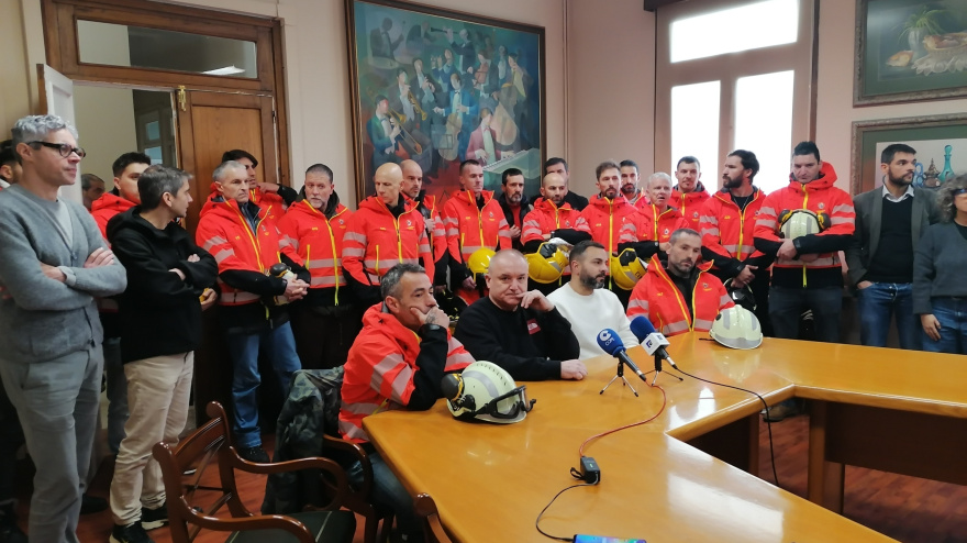 Los bomberos de Ferrol durante la rueda de prensa este miércoles en el Ayuntamiento