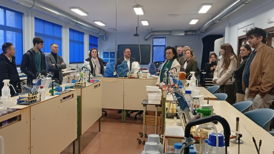 Alumnos, profesores y miembros de instituciones y empresas durante una visita a los laboratorios