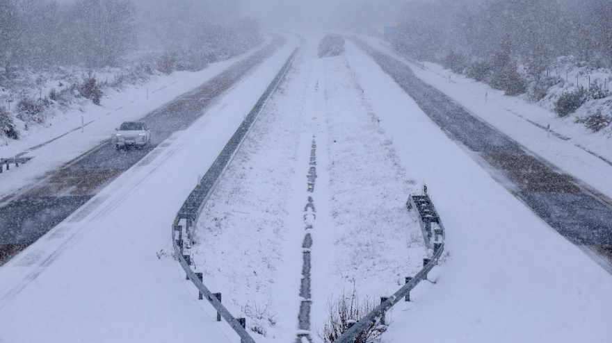Imagen de recurso de la autovía A-52 'Rías Bajas' repleta de nieve