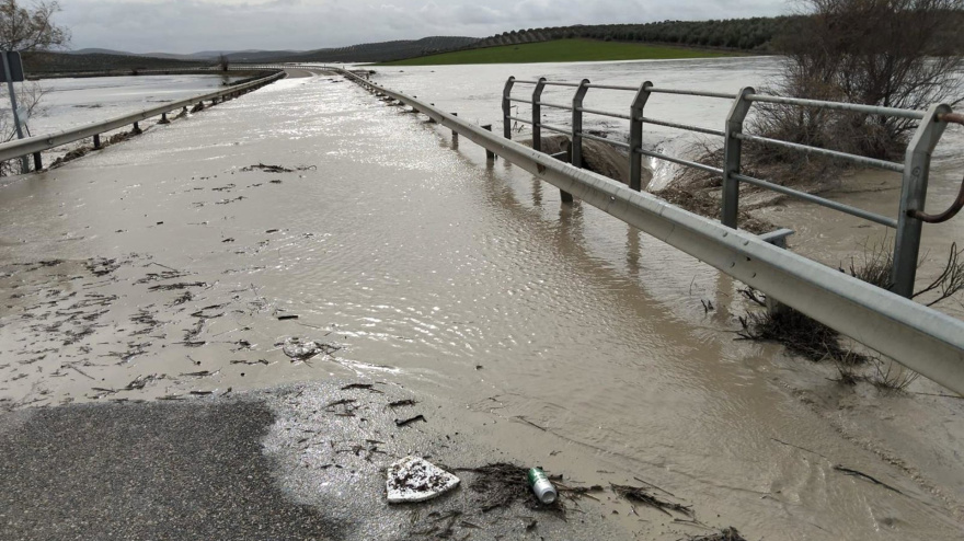 Cruce de agua y barro sobre la carretera A-3126