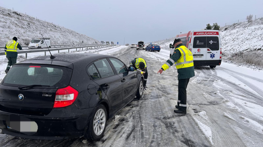 Labores de auxilio de la Guardia Civil en los puntos más afectados por la nevada en la provincia de Valladolid