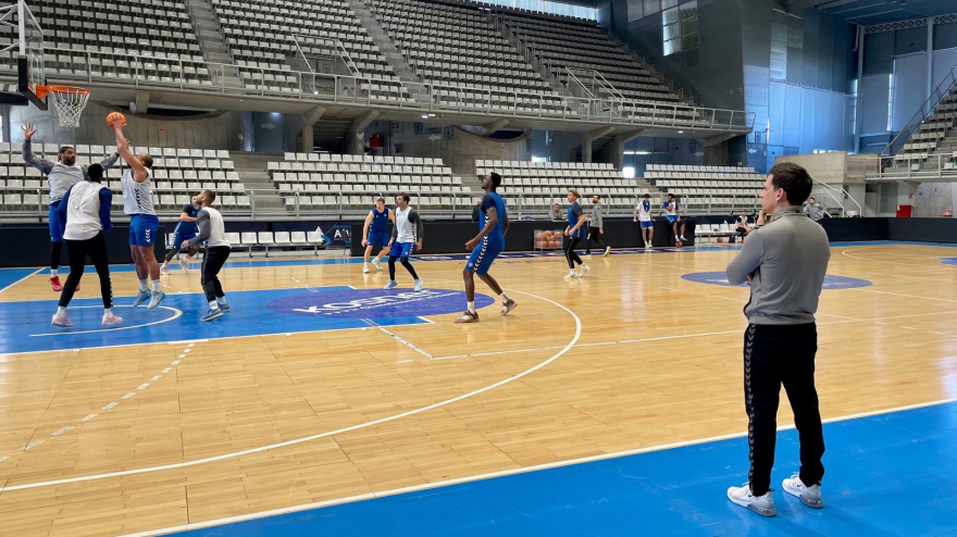 Perelló sigue de cerca el entrenamiento de su equipo.