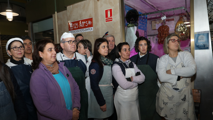 Los comerciantes de la Plaza de Abastos de Palencia  exponen su malestar por la gestión del mercado y los problemas derivados de la falta de calefacción y las bajas temperaturas que se registran en el recinto
